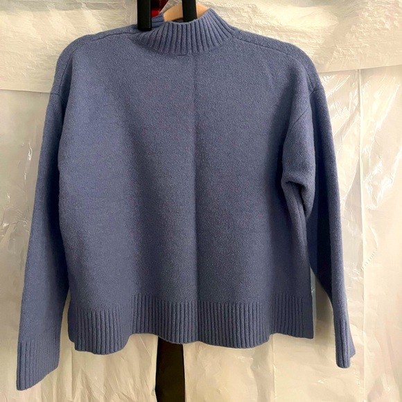 UNIQLO SWEATSHIRT - Picture 3 of 3